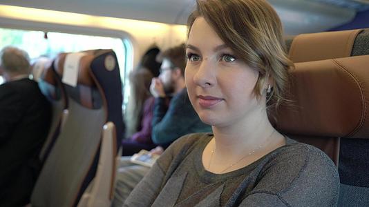 放松的女人在火车上旅行微笑着视频的预览图