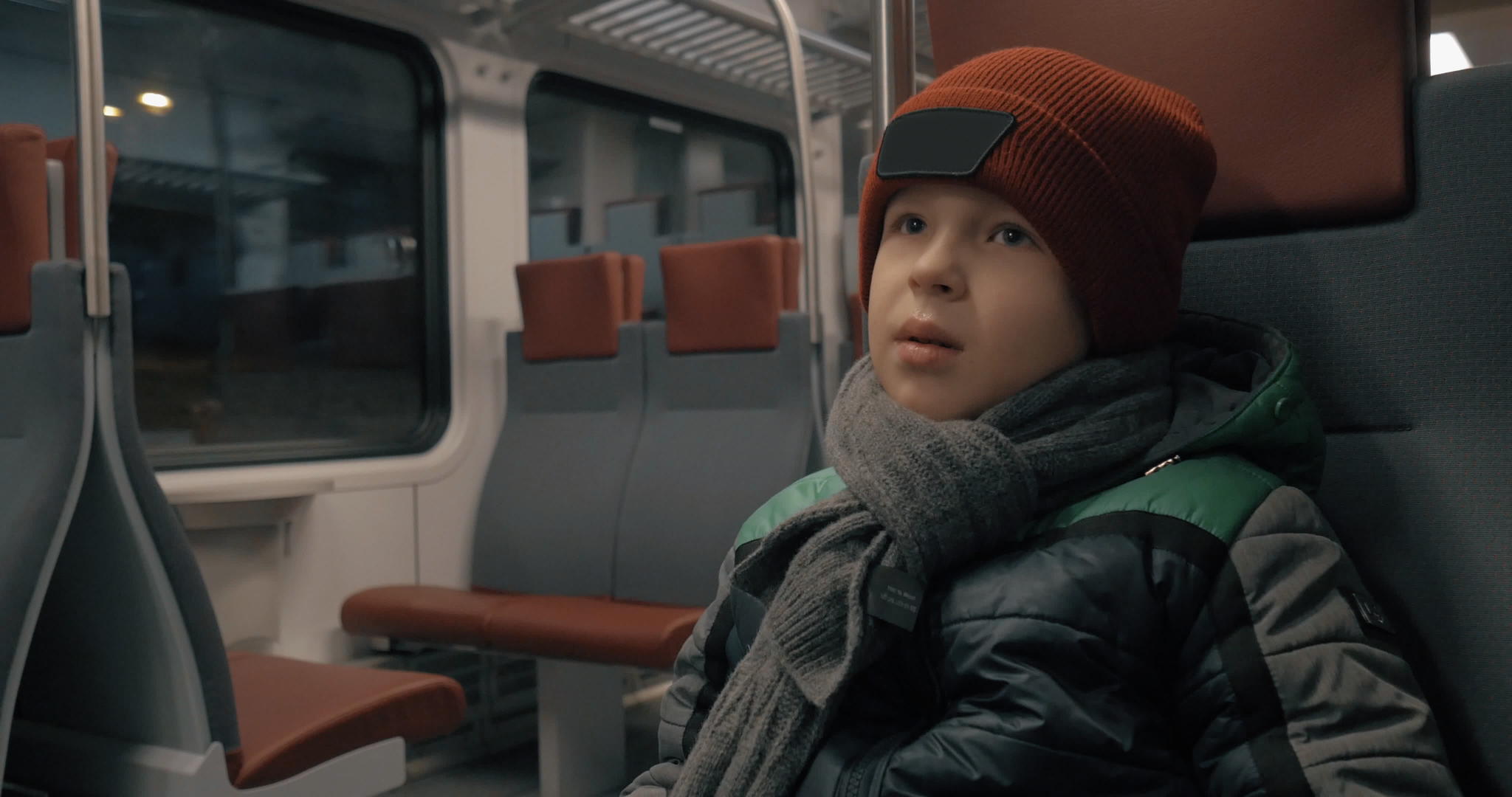 男孩乘坐郊区火车旅行视频的预览图