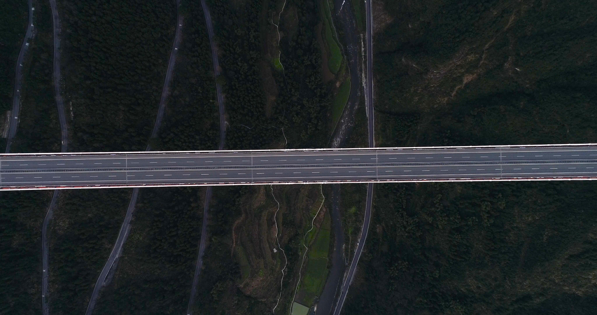 4K高清航拍高速矮寨特大桥俯拍视频的预览图