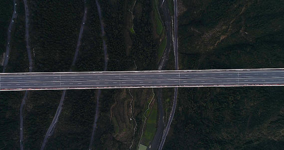 4K高清航拍高速矮寨特大桥俯拍视频的预览图