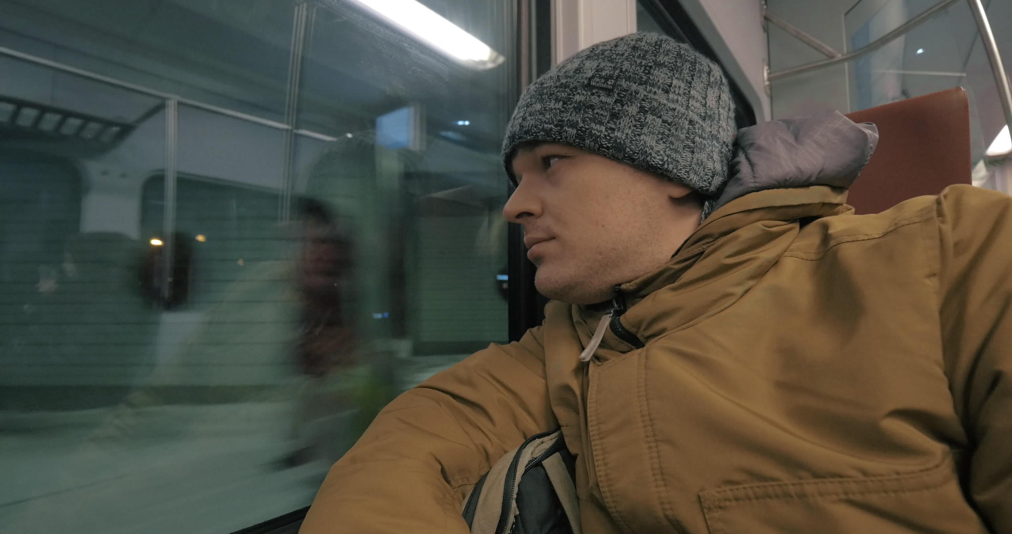 冬天的晚上一个男人坐火车上下班视频的预览图