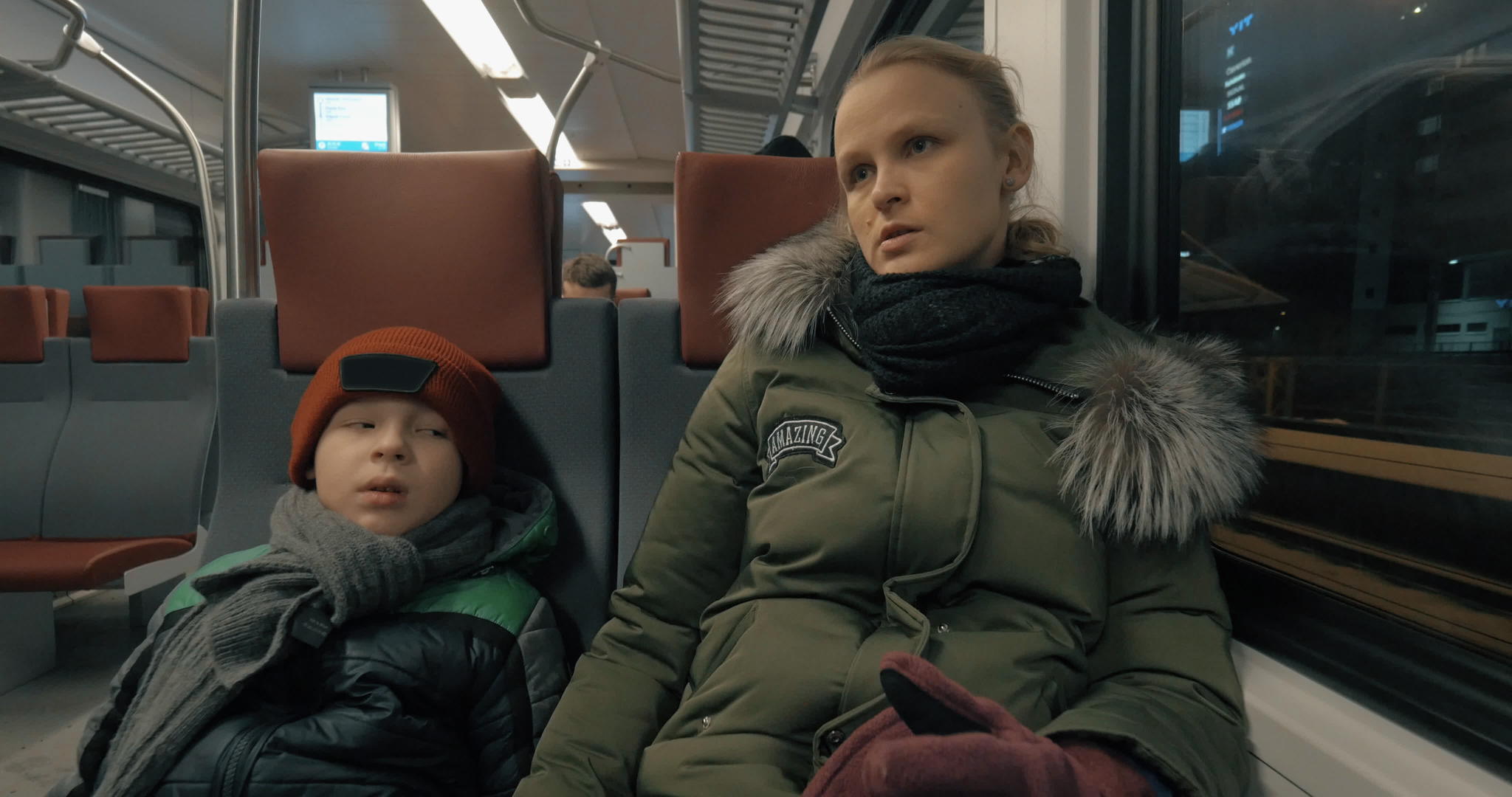 母亲和孩子在郊区火车上搭便车视频的预览图