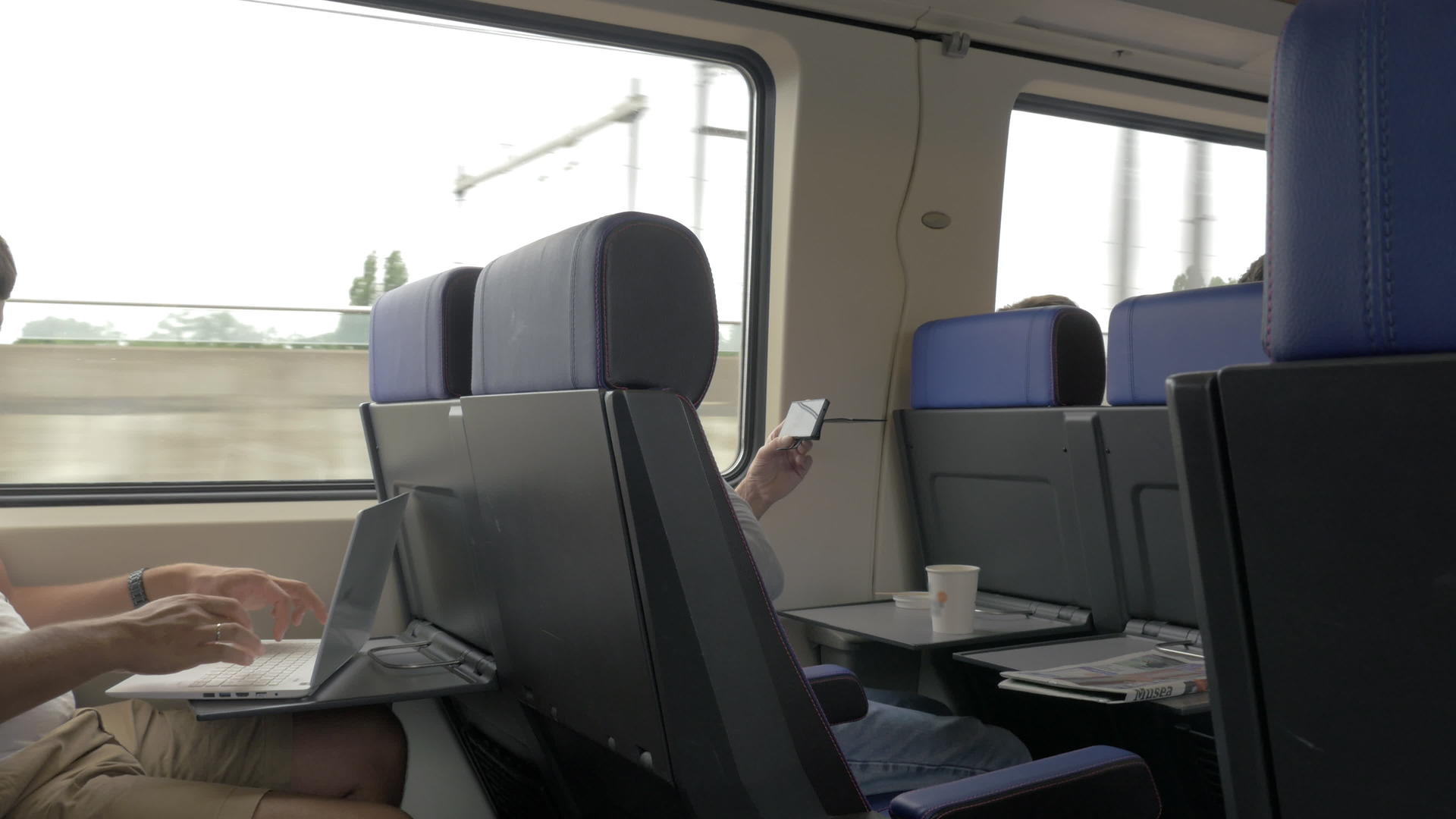 男子在通勤列车上使用手机和膝盖电脑视频的预览图