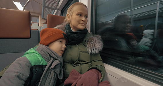 母亲和她温柔的儿子坐火车旅行视频的预览图