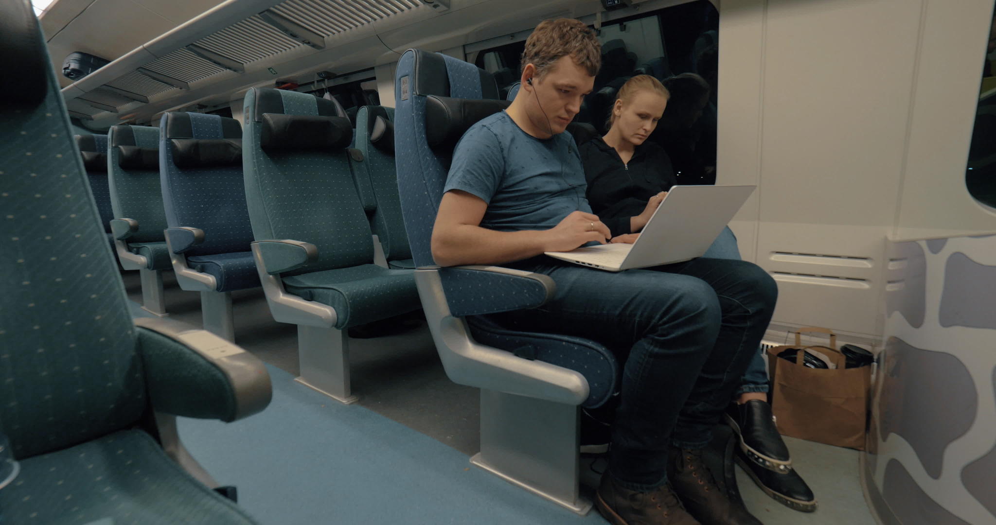 火车上有膝盖电脑和手机视频的预览图