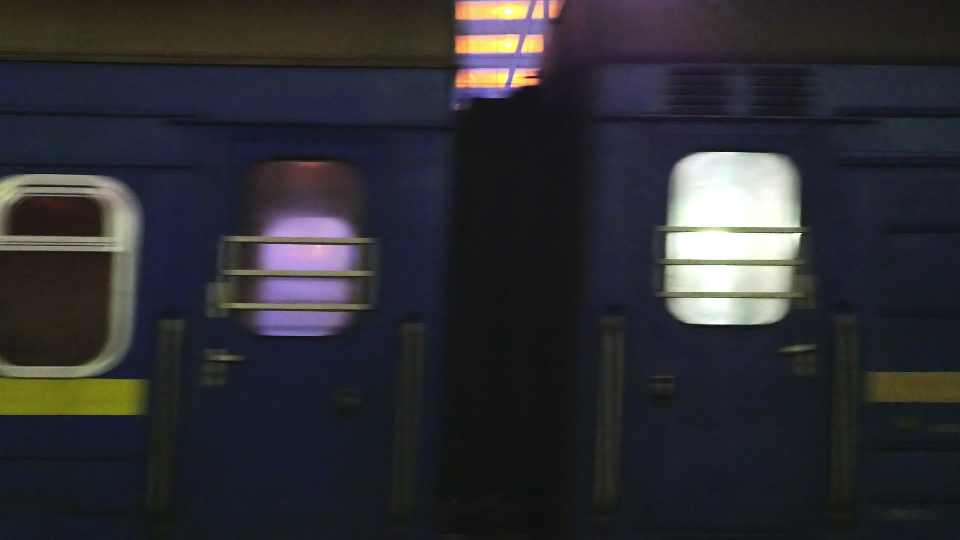 乘坐客运火车经过视频的预览图