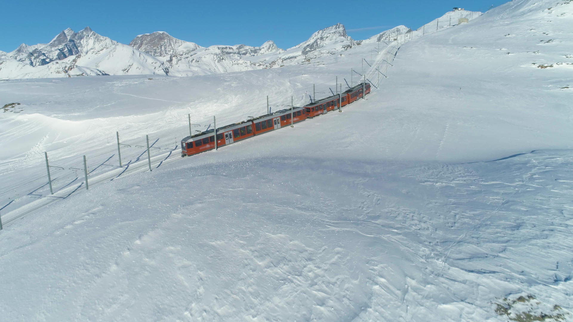 瑞士阿尔卑斯山瑞士在阳光明媚的冬季齿轮铁路列车上的鸟瞰图视频的预览图