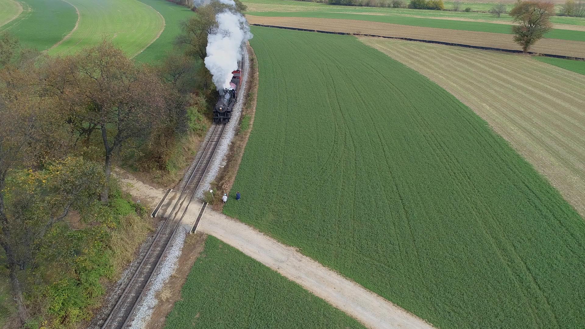 在空中近距离看到古董恢复蒸汽机车旅行乡村当它吹黑烟视频的预览图