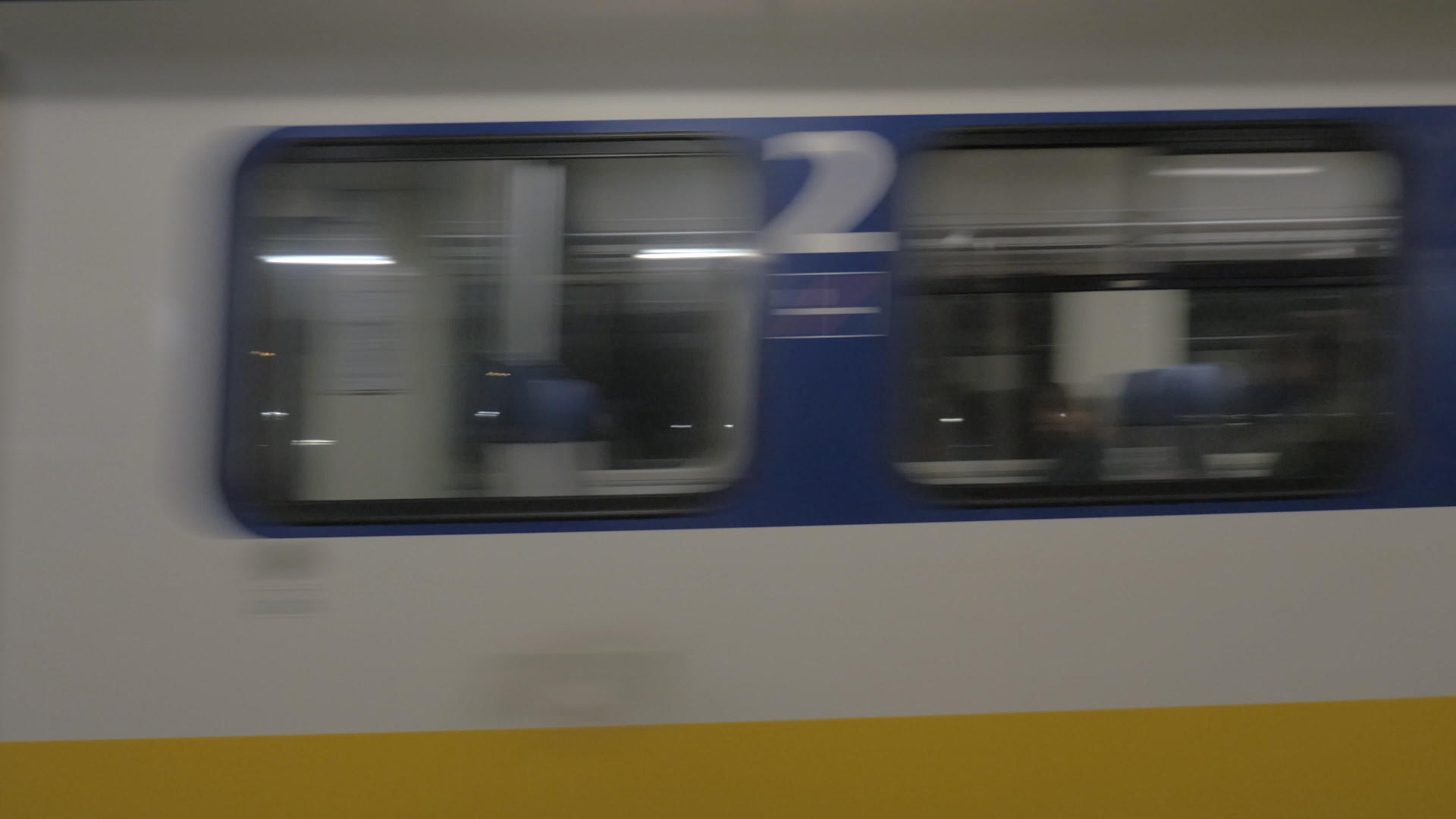 阿姆斯特丹到达的通勤列车视频的预览图