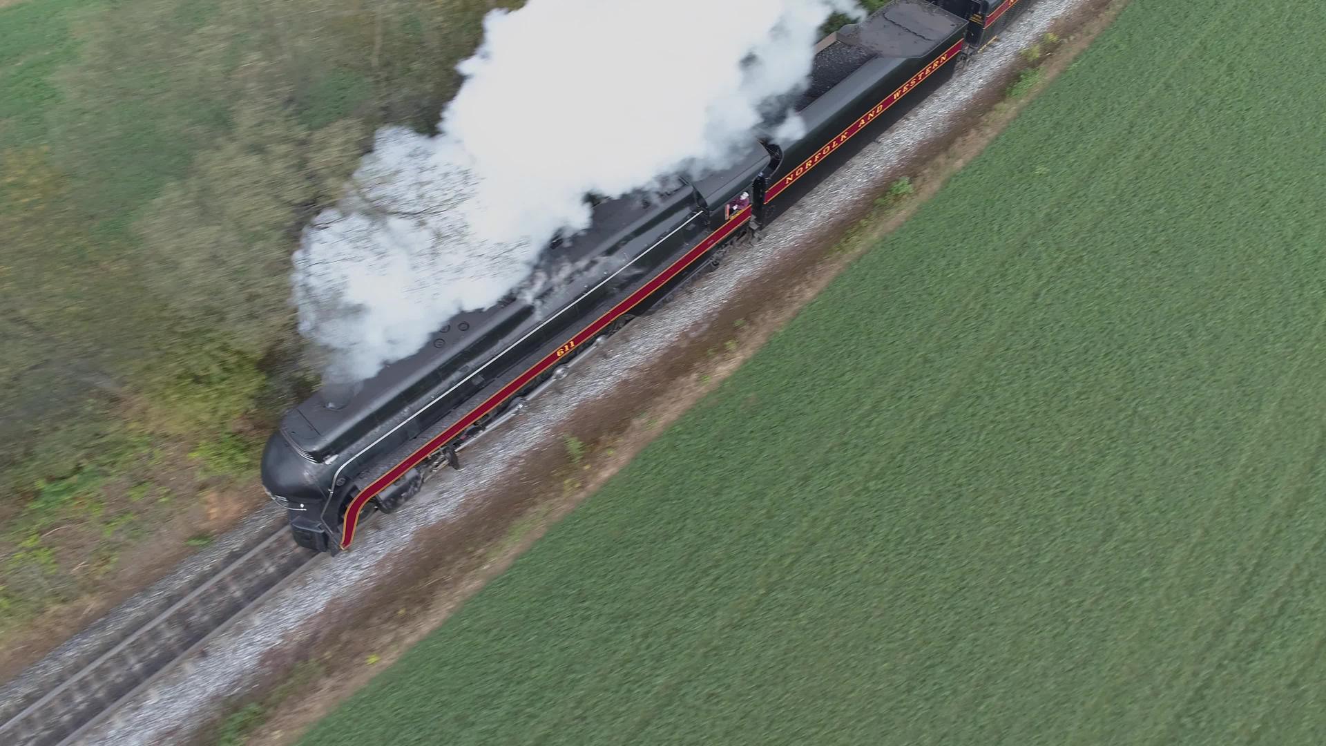 你可以在头顶上看到一辆修复后的古董蒸汽机车视频的预览图