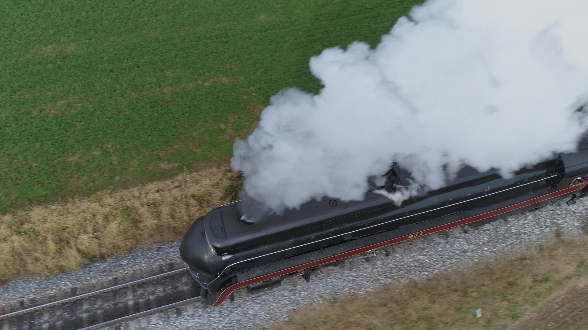 你可以在头顶上看到一辆修复后的古董蒸汽机车视频的预览图