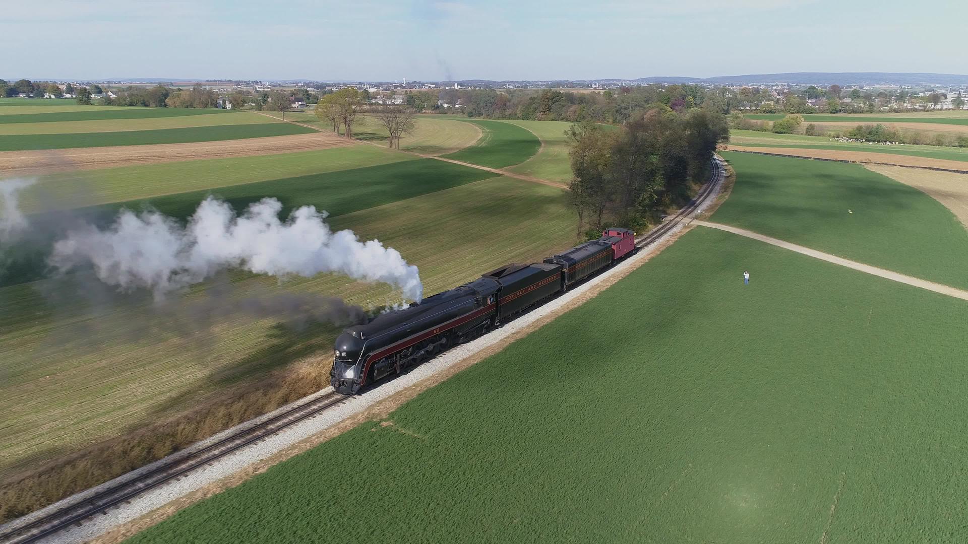 蒸汽机车在美丽的秋天吹黑烟和蒸汽时迅速近视视频的预览图
