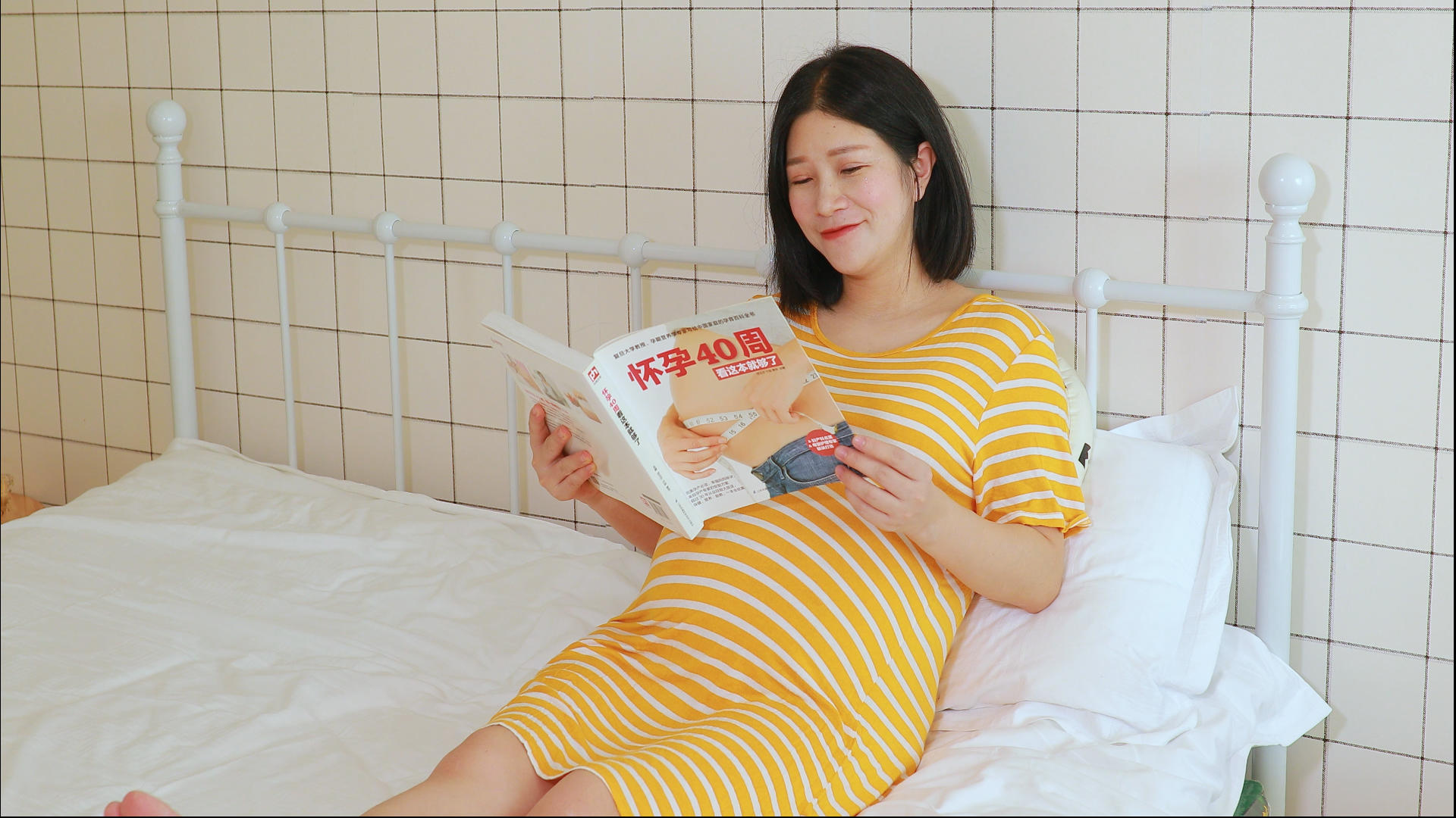 孕妇准妈妈床上阅读怀孕书籍学习孕育知识视频的预览图