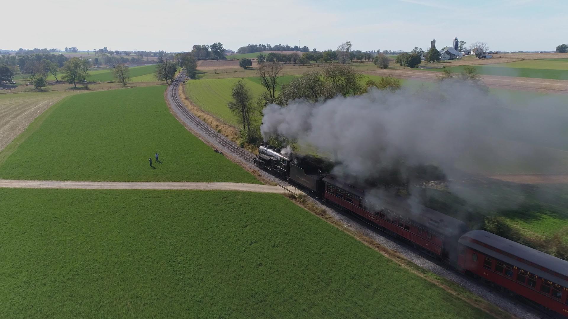 古董空中风景恢复蒸汽机车在农村吹黑烟视频的预览图