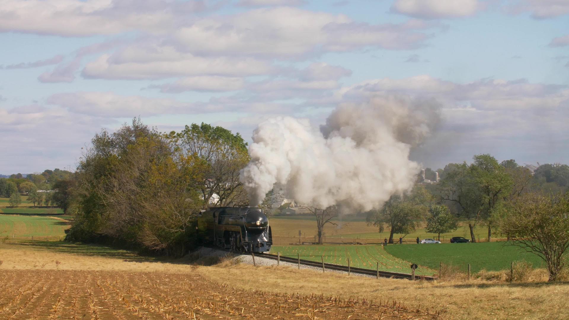 古董蒸汽火车在农村长途旅行吹烟和蒸汽视频的预览图