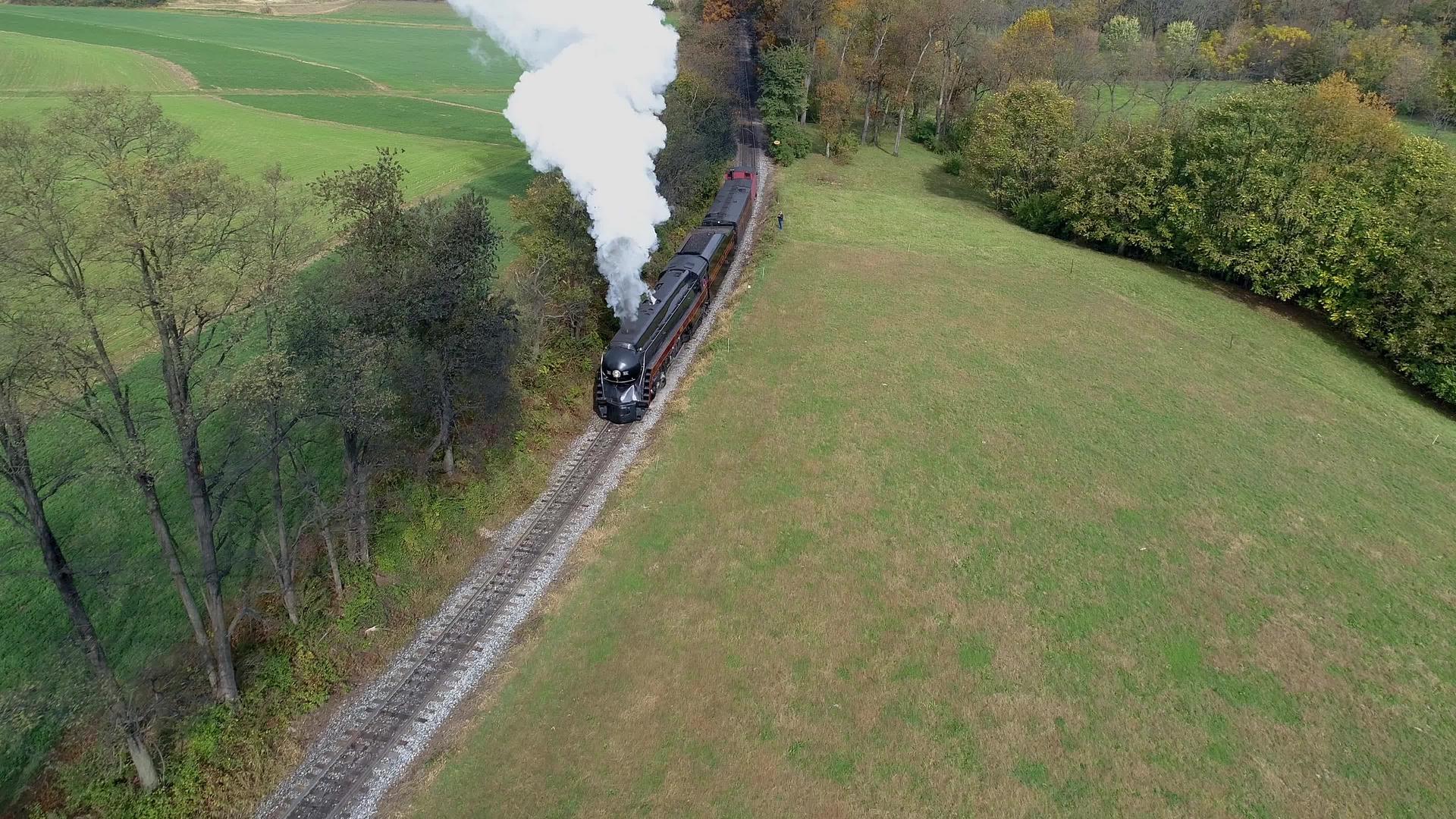 古董的空中风景恢复了蒸汽机车在农村的流动当时它在吹气视频的预览图