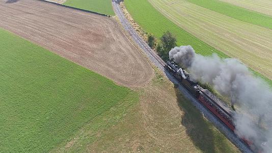 古董空中风景恢复蒸汽机车在农村吹黑烟视频的预览图