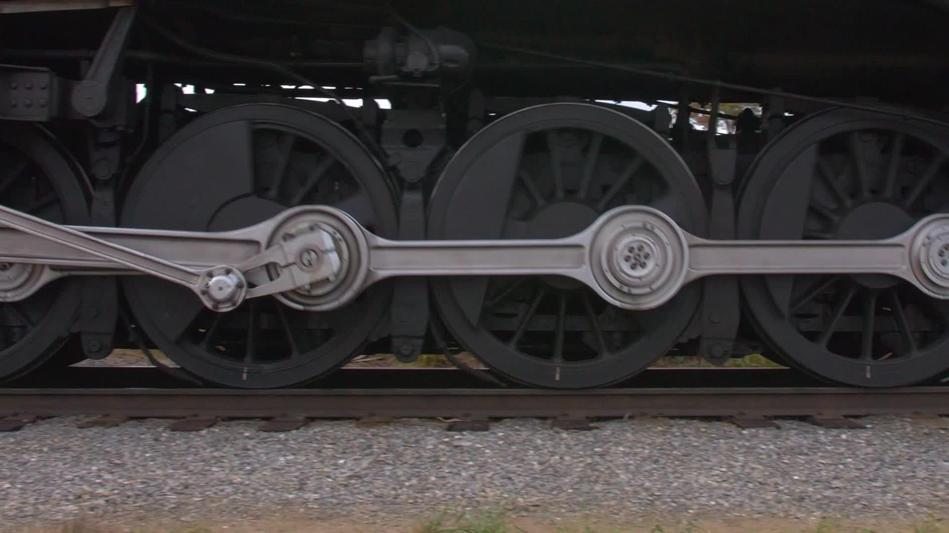 关闭一个旧的修复蒸汽发动机车轮同时备份视频的预览图
