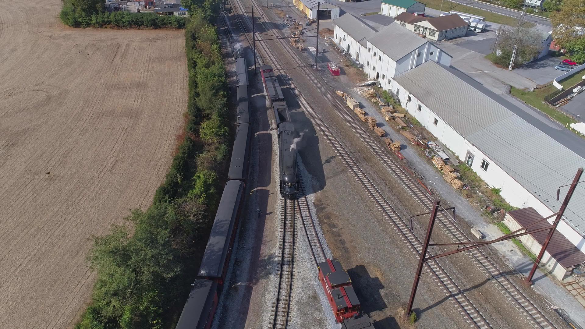 从空中可以看到许多古董在火车院恢复蒸汽发动机视频的预览图