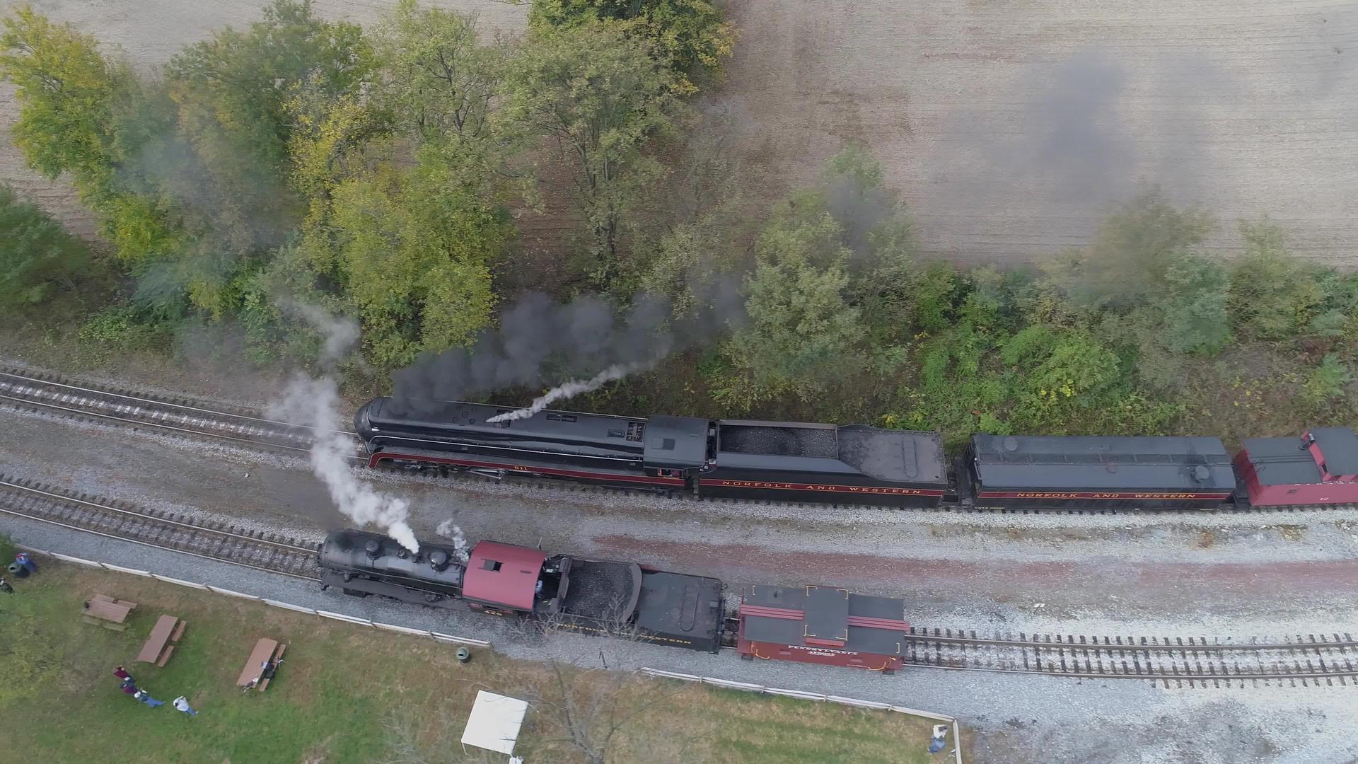 两个古董恢复了蒸汽机车旅行Thuru货运船场它视频的预览图