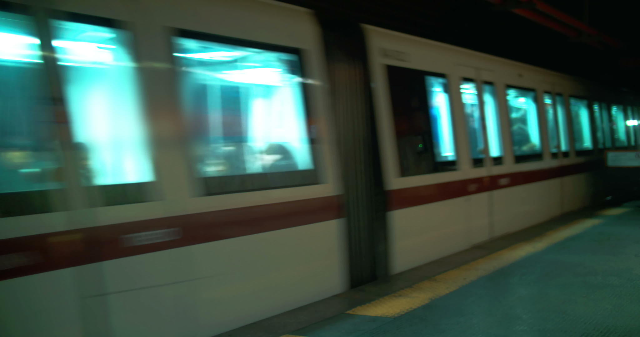 地下火车经过视频的预览图