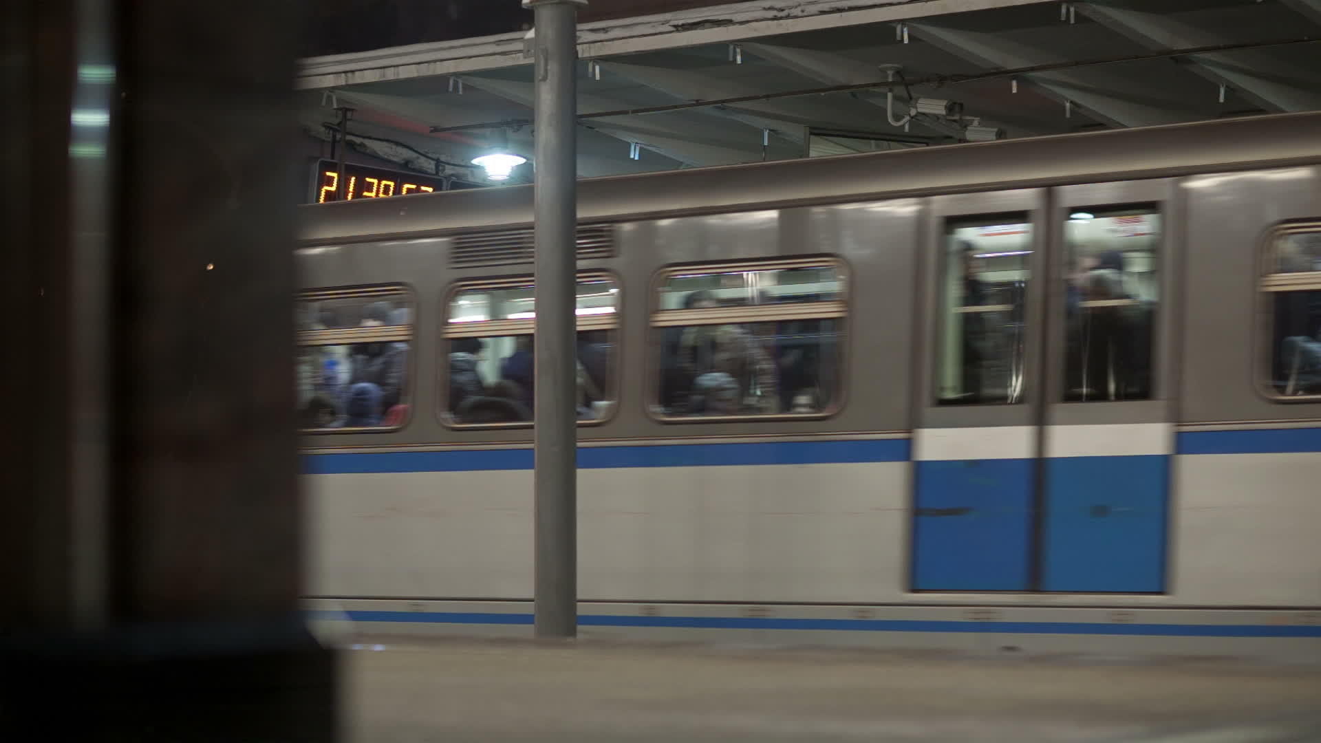 莫斯科地铁站火车视频的预览图