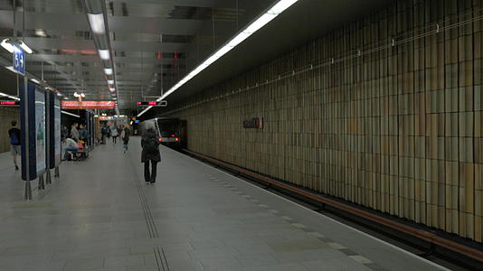 CzechRepublic取下车站的地铁列车视频的预览图