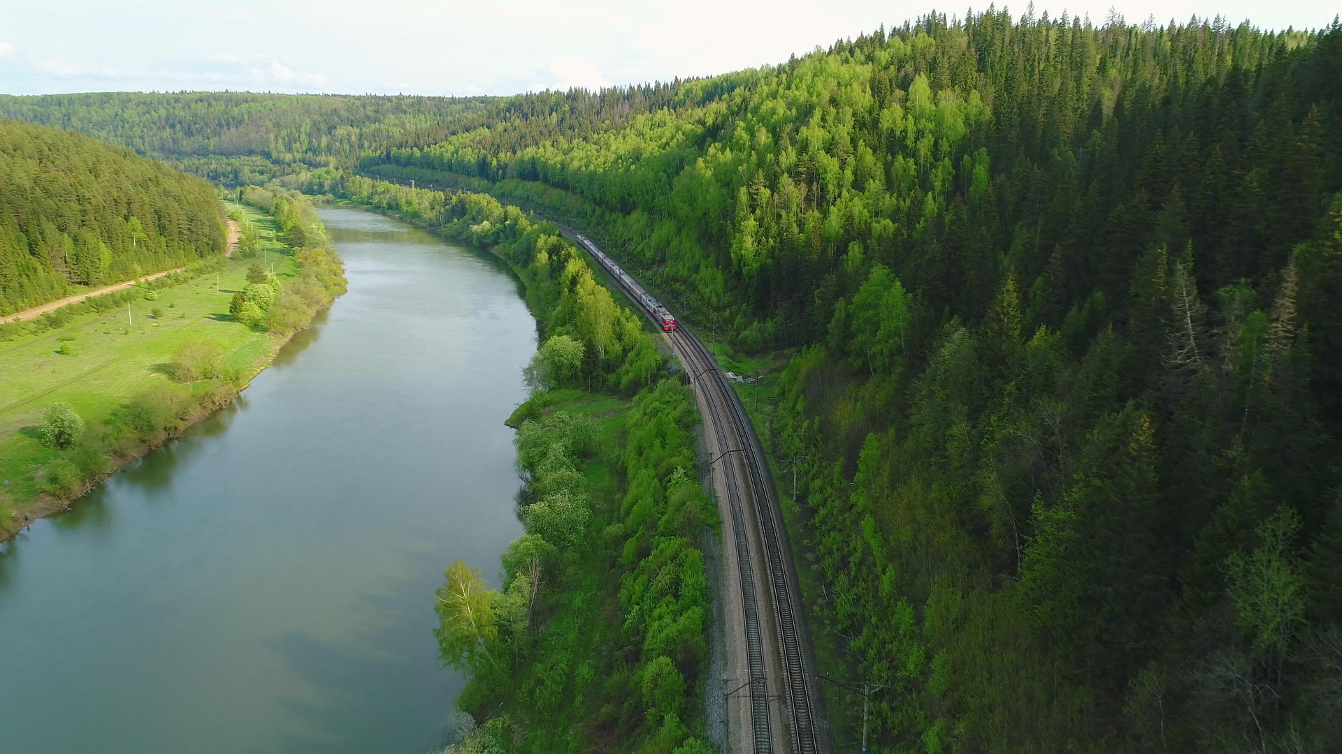 飞回火车观察河流和绿色森林的空气视频的预览图