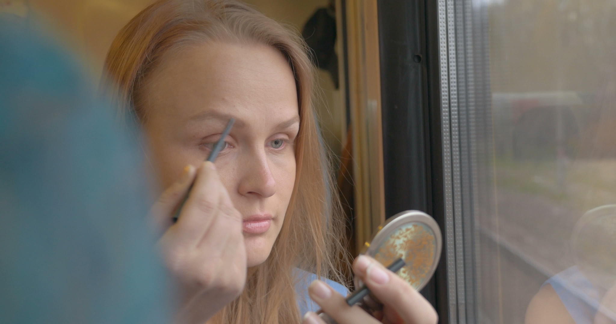 女人乘火车去修化妆视频的预览图
