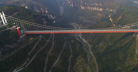 4K高清航拍高速矮寨特大桥横拍视频的预览图