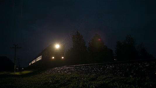 夜间火车迅速通过农村地区快速通过农村地区视频的预览图