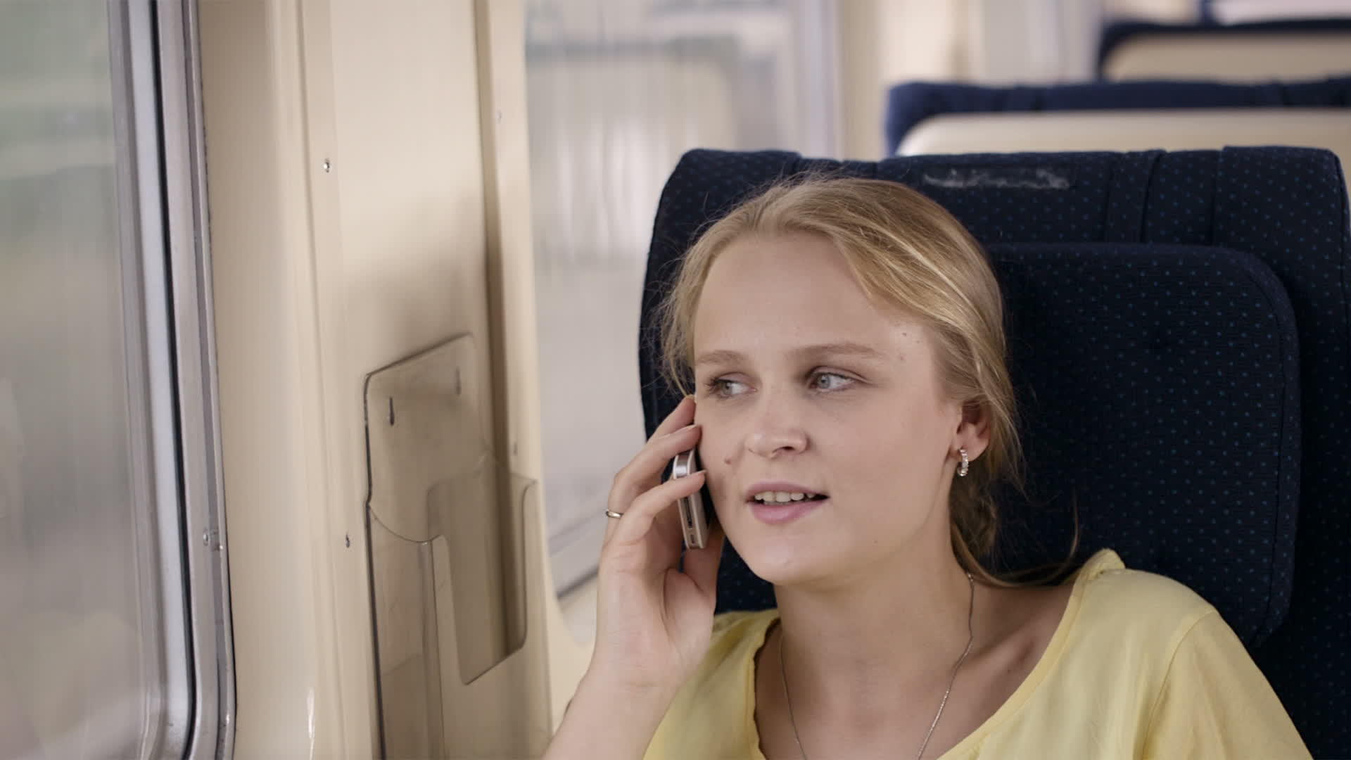 女人在火车上的电话里说话视频的预览图