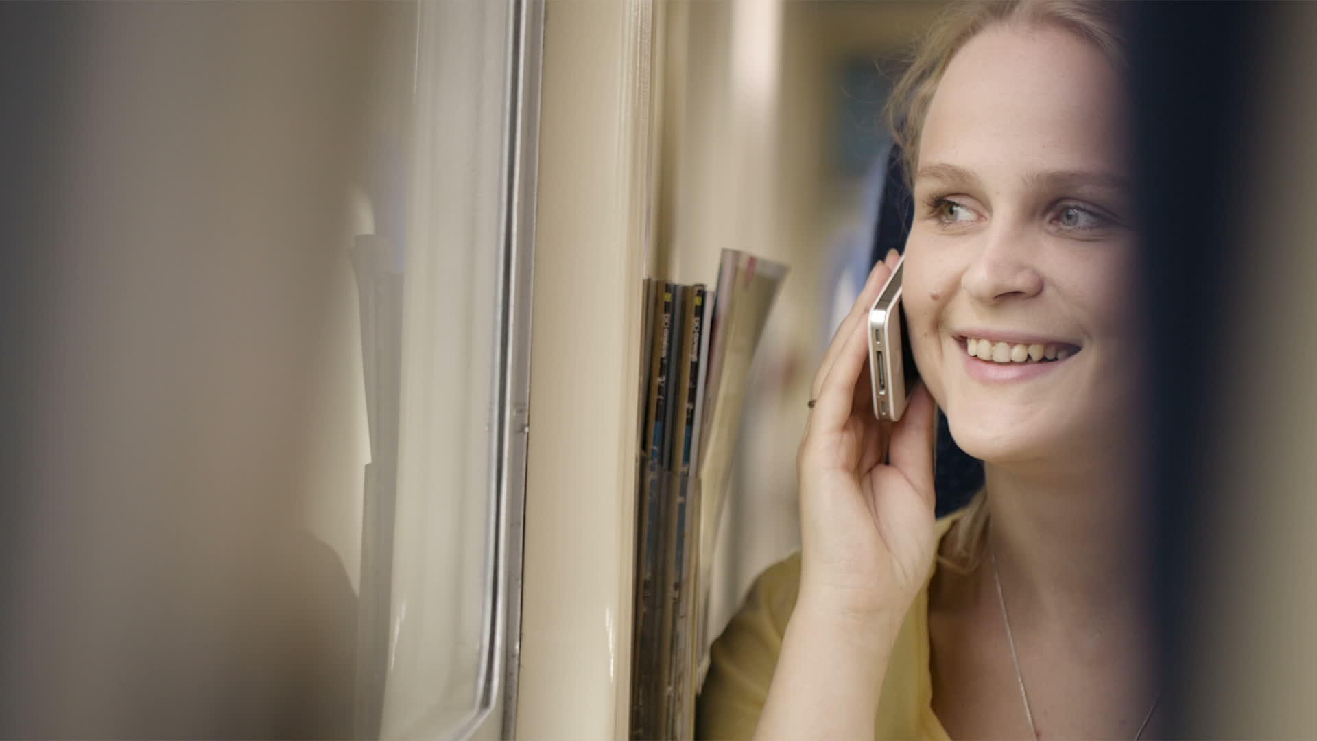 女人在火车上的电话里说话视频的预览图