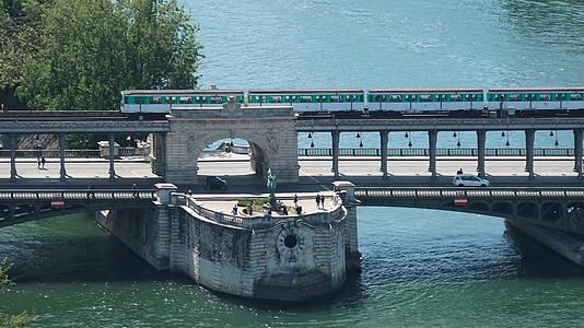 在法国巴黎的塞纳河上乘火车经过著名的波特德伯尔哈凯姆桥视频的预览图