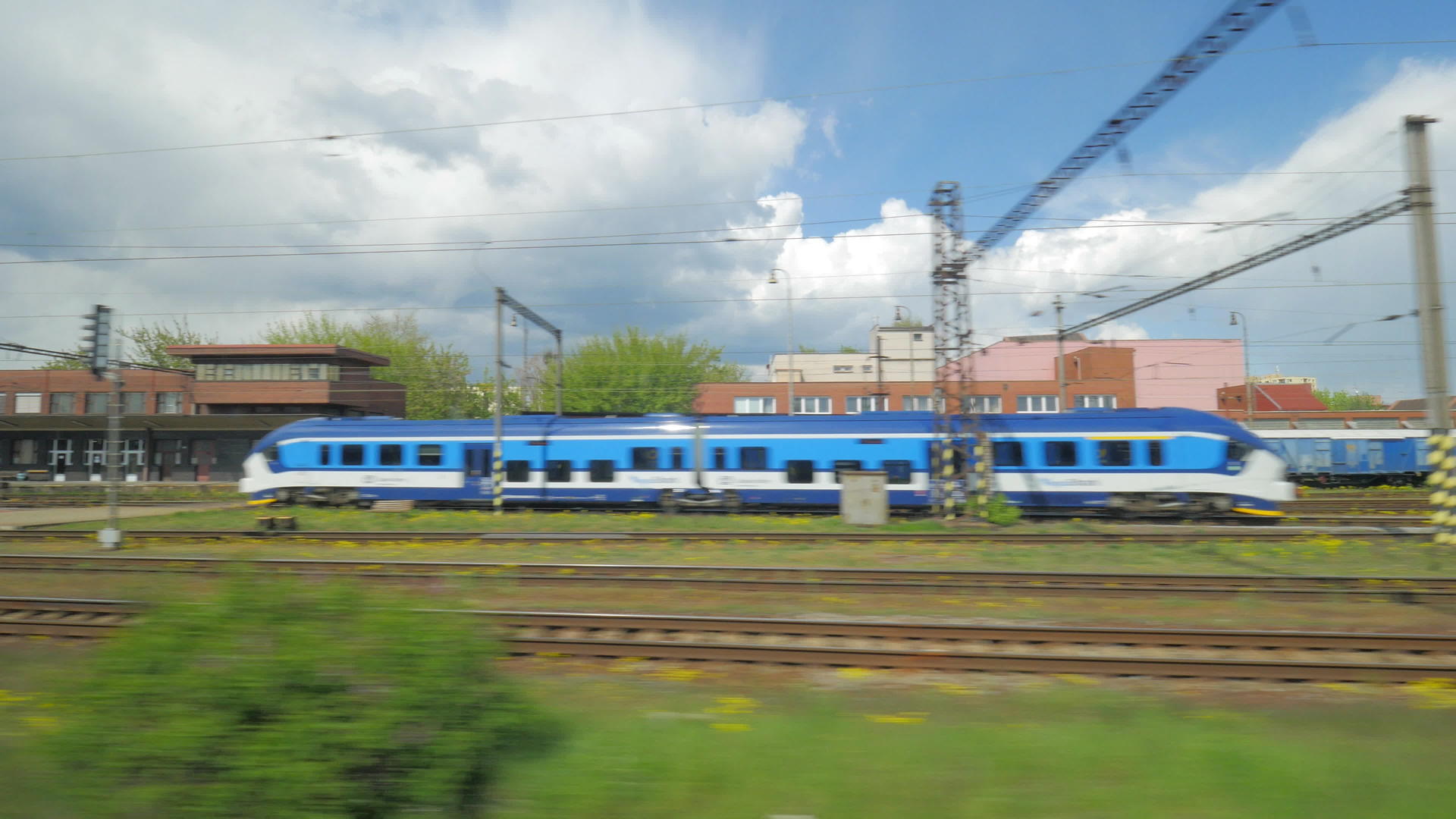 火车轨道上的客运列车和经过的列车视频的预览图