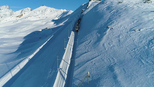 戈尔内格拉特山和齿轮铁路列车在阳光明媚的冬天鸟瞰图视频的预览图