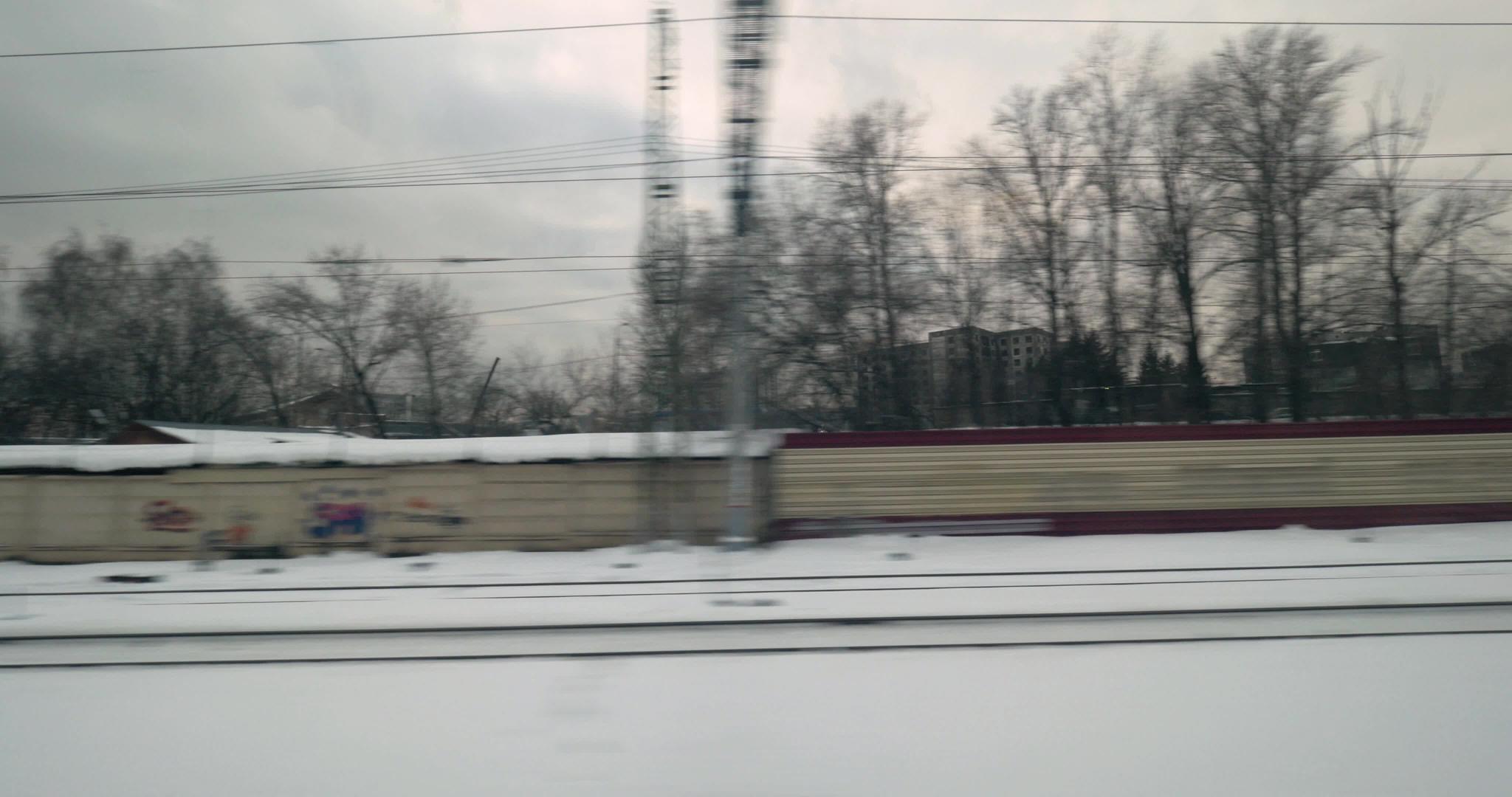坐火车离开城市从窗口看城市视频的预览图
