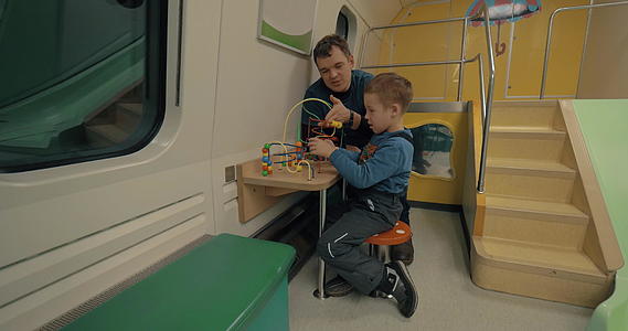 父亲和孩子在火车游戏空间视频的预览图