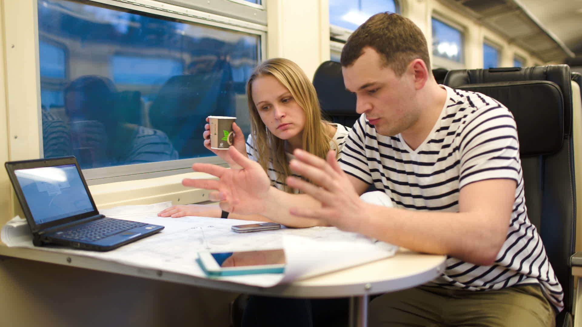 在火车上与计划一起工作的年轻人数视频的预览图