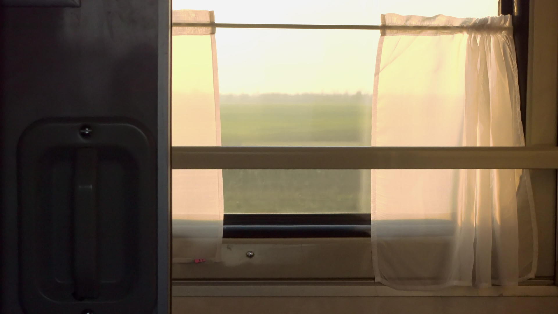 早上的火车窗视频的预览图