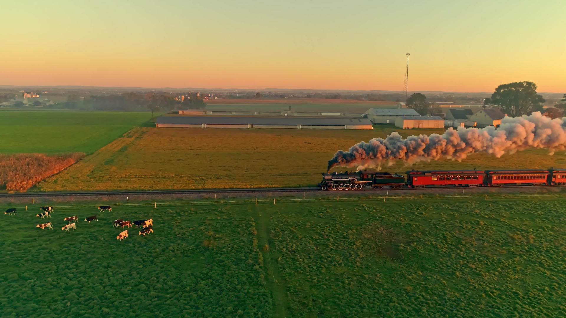 乘客的蒸汽发动机在金色日出时视频的预览图