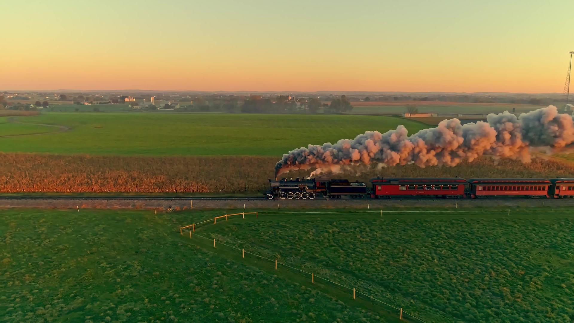 蒸汽发动机和公共汽车充满了蒸汽日出视频的预览图