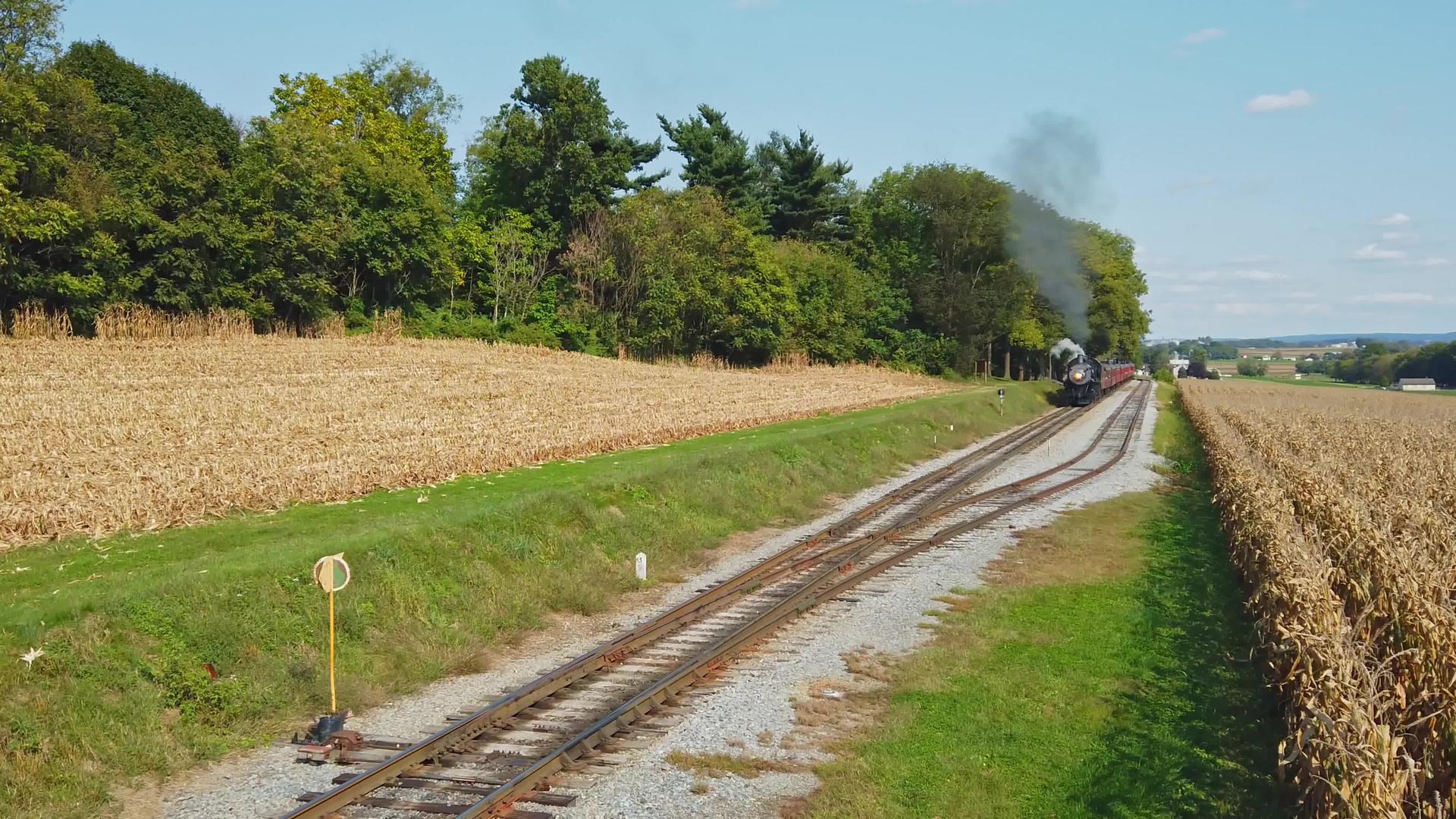古老的修理机车和客车靠近视频的预览图