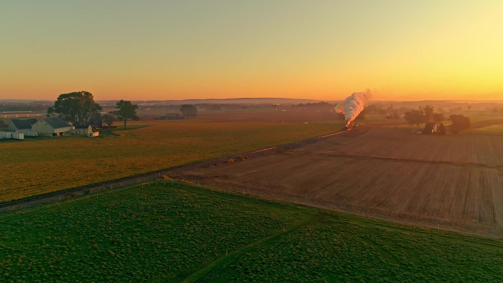 乘客的蒸汽发动机在金色日出时视频的预览图
