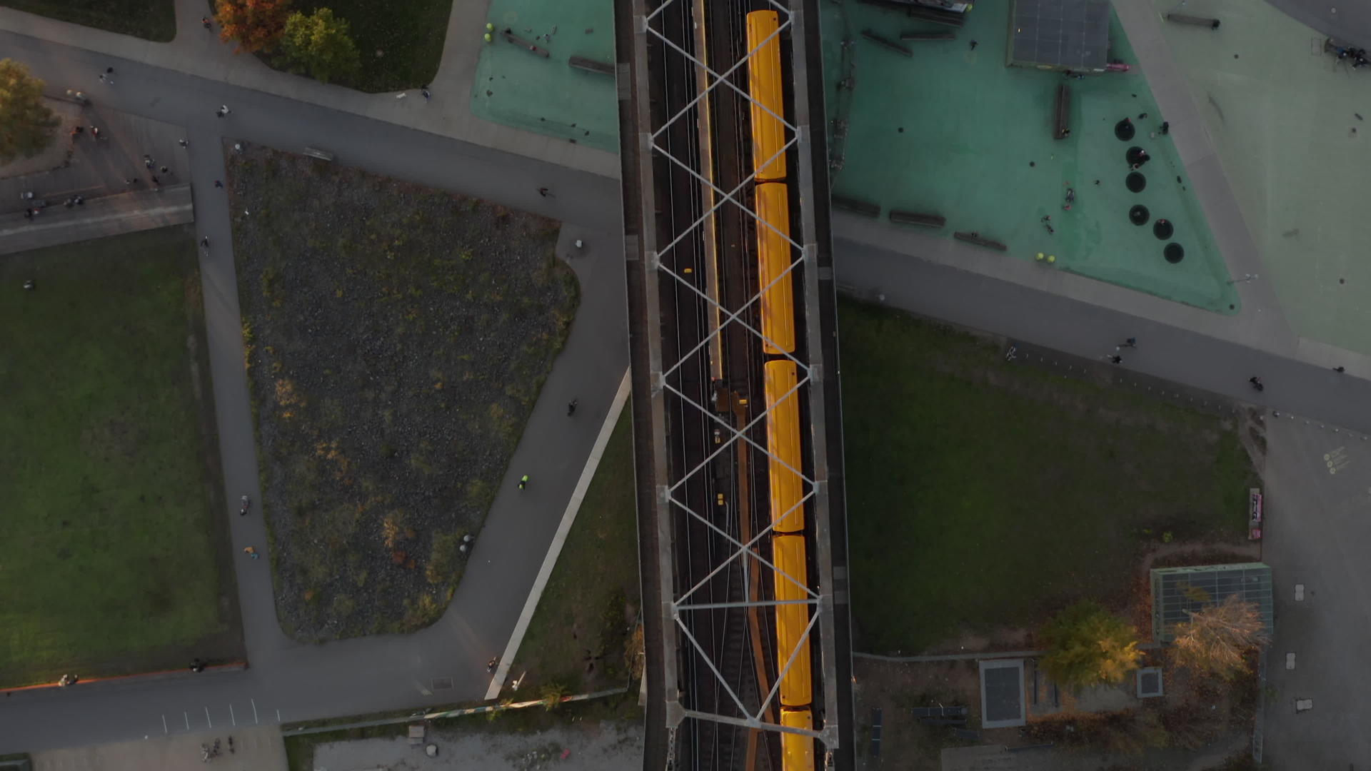 黄色地铁列车乘坐大桥穿过贝尔林德国空中鸟眼顶部视频的预览图