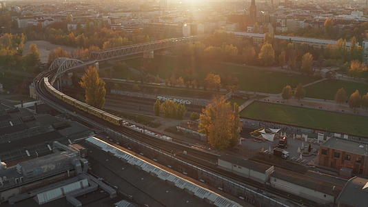 从空中的角度出发地铁列车通过贝尔林的公园黄色和橙色视频的预览图