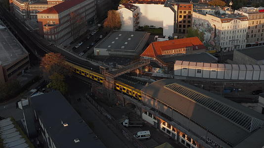进入德国柏林4号的黄色列车k地面上空的地铁站视频的预览图