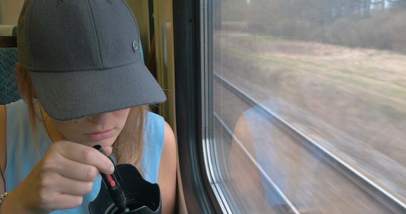 在火车上拍照的年轻女子视频的预览图