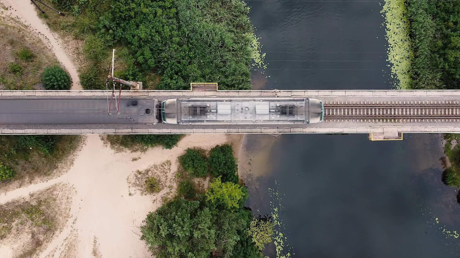 坐在河上桥对面的火车视频的预览图