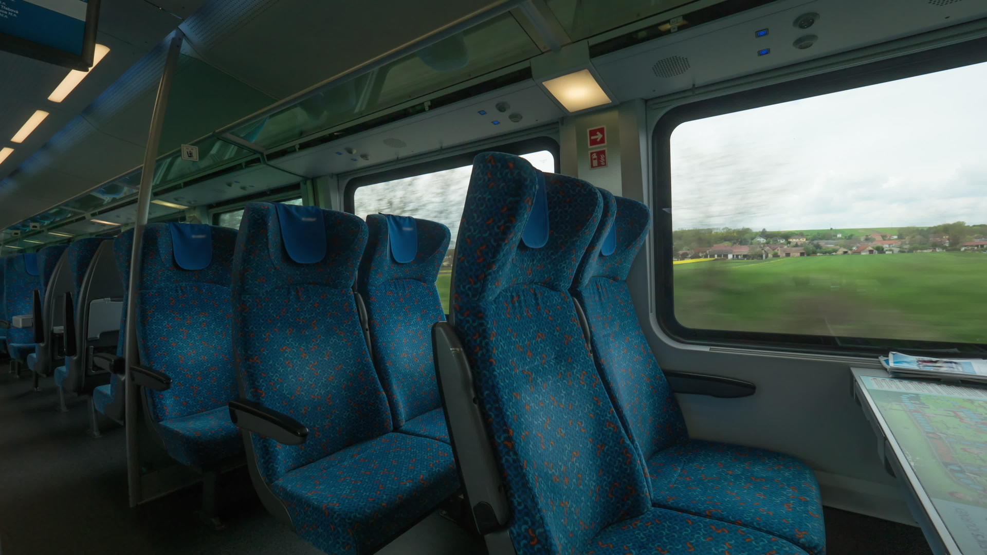 餐桌座椅和窗户用于现代空火车车厢VennaAustria视频的预览图